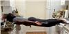 Planking mal planejado: mulher tenta tirar foto na cozinha e cai de cara no ch�o