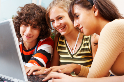 Aprenda sobre interesses online de crianças e adolescentes