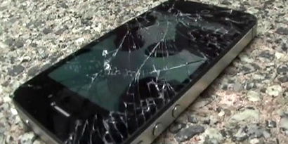Imagem de: Teste de durabilidade: iPhone 4S e Galaxy S II são jogados no chão