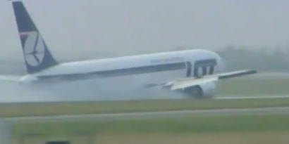 Imagem de: Avião pousa de barriga na Polônia [vídeo]