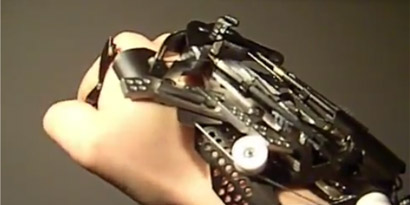 Imagem de: Besta caseira com mira laser transforma você no Batman [vídeo]