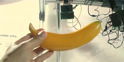 Imagem de: Já imaginou transformar uma caixa de pizza em laptop e uma banana em telefone?
