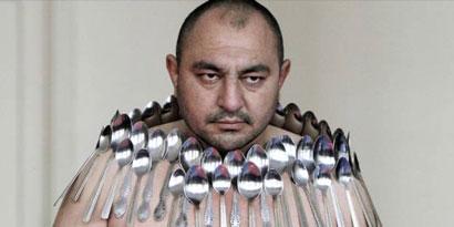 Imagem de: Homem-magnético quebra recorde prendendo 50 colheres e uma capota de carro em seu corpo