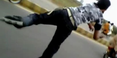 Imagem de: Patinador ou Motoqueiro Fantasma? Paquistanês maluco desafia a morte [vídeo]