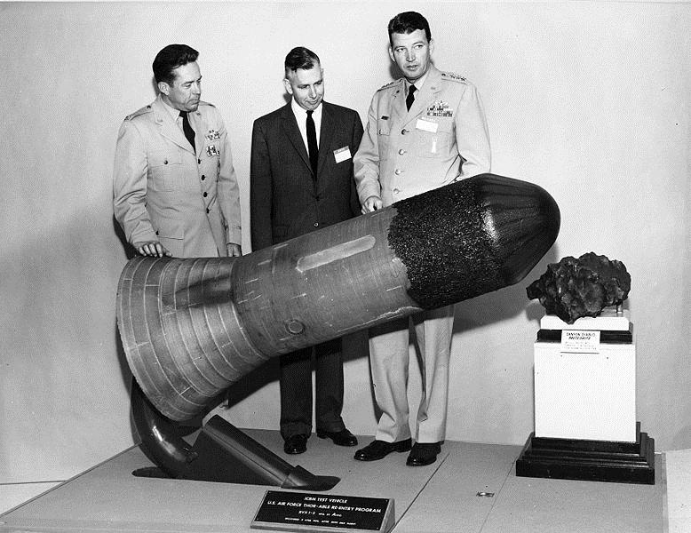  O que acontece quando uma bomba nuclear é acionada no espaço?