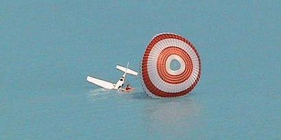 Imagem de: Piloto se salva graças ao paraquedas de seu avião