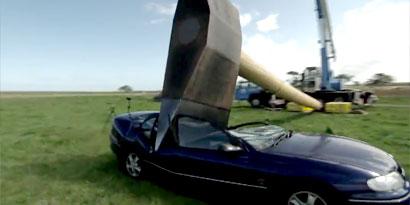 Imagem de: Australiano constrói machado gigante para "trollar" carro do amigo