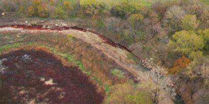 Imagem de: Piloto de aeromodelo descobre um rio de sangue nos Estados Unidos