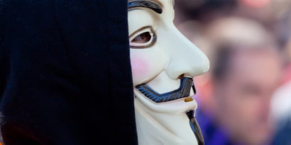 Anonymous celebra 5 de novembro com ataques por toda a internet - TecMundo