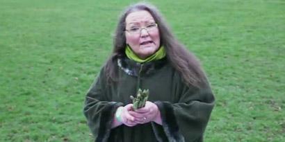 Imagem de: Mulher prevê o futuro usando aspargos