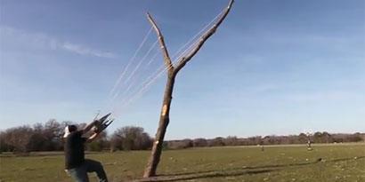 Imagem de: Estilingue gigante é usado para fazer cestas de basquete