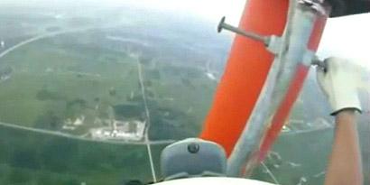 Imagem de: A assustadora escalada em uma torre de rádio de 540 metros [vídeo]