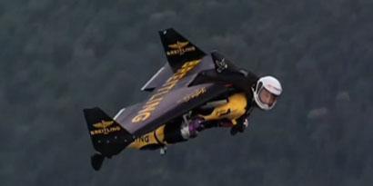 Imagem de: Jetman: homem voador faz turismo nas alturas pelo Rio de Janeiro [vídeo]
