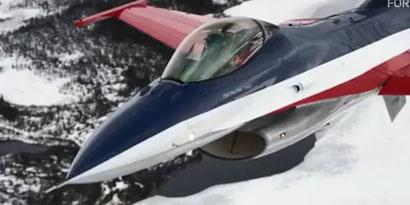 Imagem de: Caça F-16 encanta ao voar perto de avião cargueiro na Noruega [vídeo]