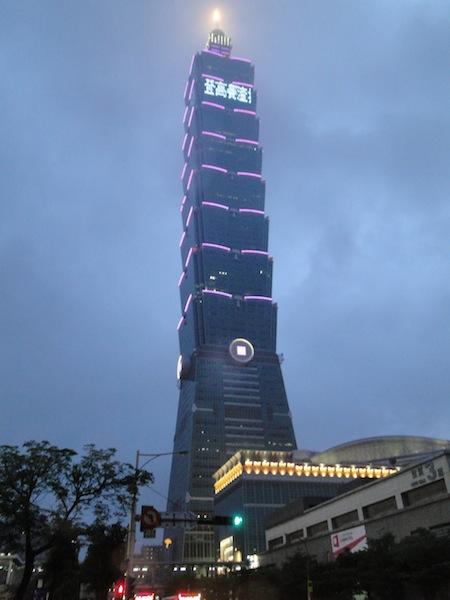 Taipei 101: por dentro do terceiro maior prédio do mundo  Leia mais em: https://www.tecmundo.com.br/computex-2012/24534-taipei-101-por-dentro-do-terceiro-maior-predio-do-mundo.htm#ixzz2ciFWawQs