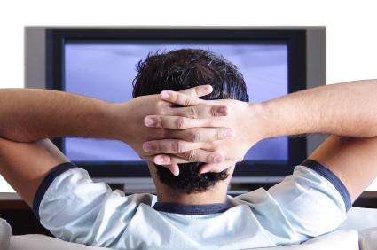 assistindo tv por assinatura Comparativo TVs por assinatura: Claro, GVT, NET, Oi, SKY e Vivo