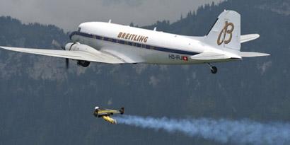Imagem de: Jetman: homem voador fica lado a lado com avião [vídeo]