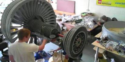 Imagem de: Time lapse mostra a construção da turbina de avião feita com peças de LEGO [vídeo]