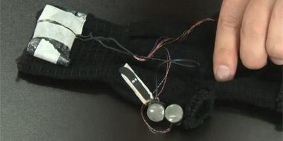 Imagem de: Área 42: luva Bluetooth permite falar com a mão - literalmente [vídeo]