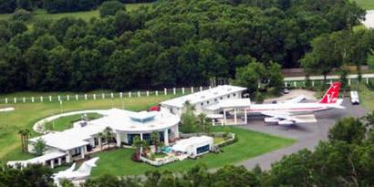 Imagem de: Você sabia que o John Travolta estaciona em casa com um Boeing?