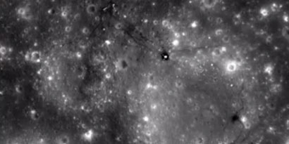 Imagem de: Bandeiras dos EUA deixadas na Lua viraram "bandeiras da paz"