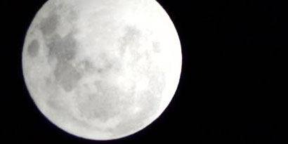 Imagem de: Esbarrão espacial pode ter dado origem à nossa Lua