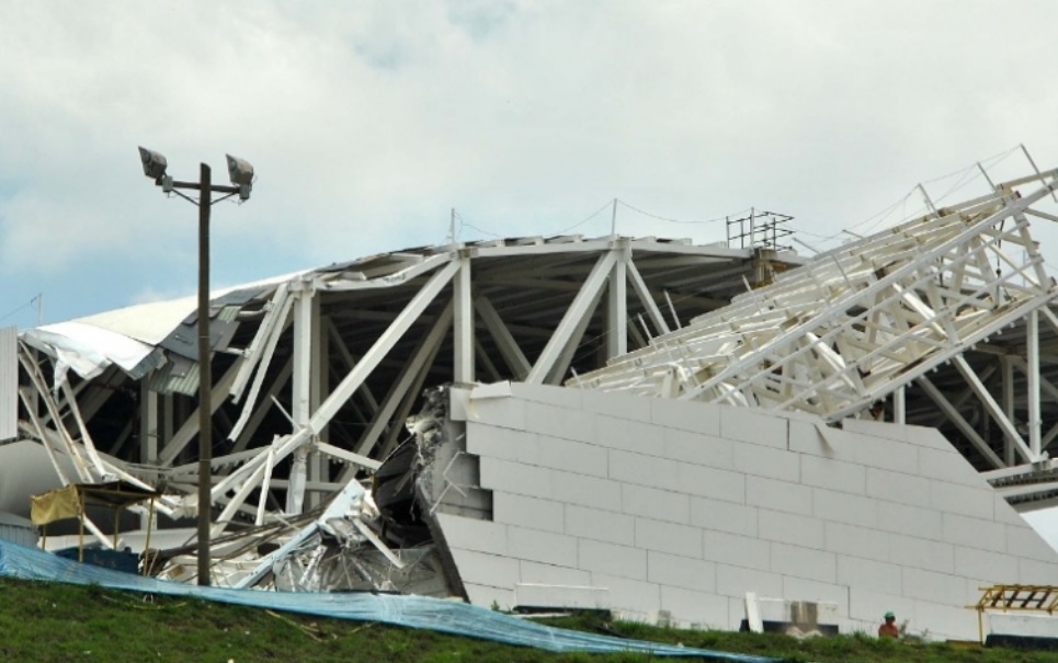 A poucos dias da inauguração, parte do Itaquerão desaba e deixa 2 mortos