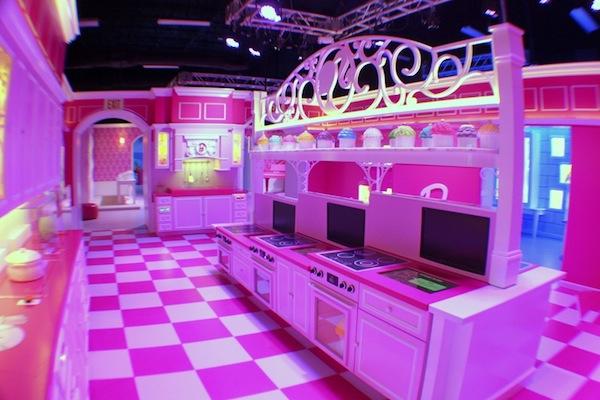 ConheÃ§a a casa da Barbie feita em tamanho real - Mega Curioso