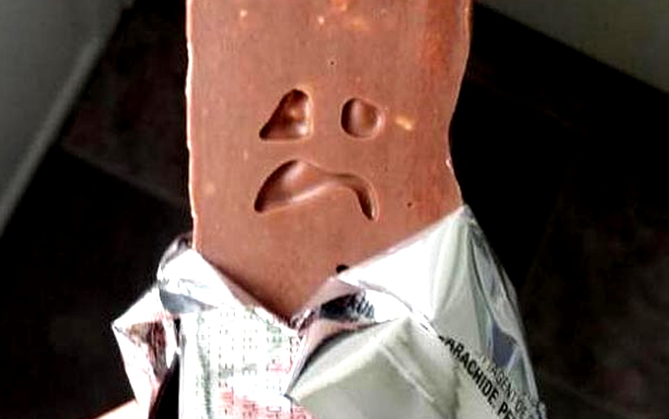 Você comeria um chocolate triste? Confira outros rostos em lugares incomuns