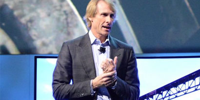 Imagem de: Após constrangimento na CES, diretor de "Transformers" se justifica