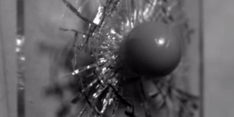 Imagem de: Veja uma bolinha quebrar um vidro em 10 milhões de frames por segundo