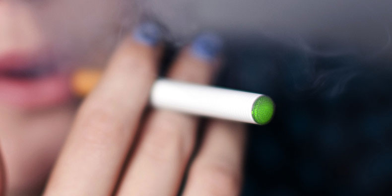 Imagem de: Cigarro eletrônico plugado em carregador de iPad explode na cara de mulher