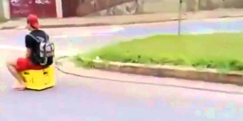 Imagem de: Brasileiros criam carro feito de engradado de cerveja [vídeo]