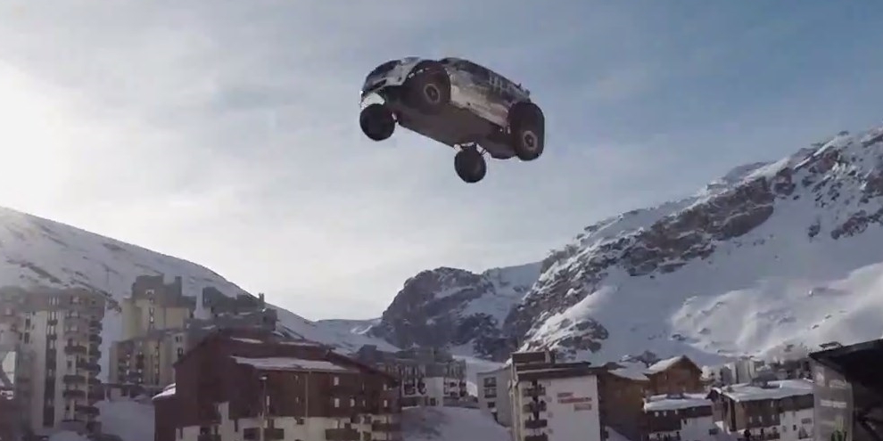 Imagem de: Encarando a morte: salto recordista com carro dá treta e é gravado na GoPro