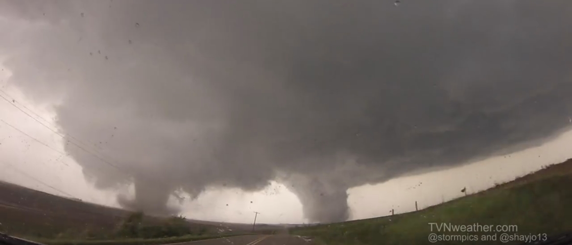 Imagem de: GoPro grava a formação, o deslocamento e a união de dois tornados [vídeo]