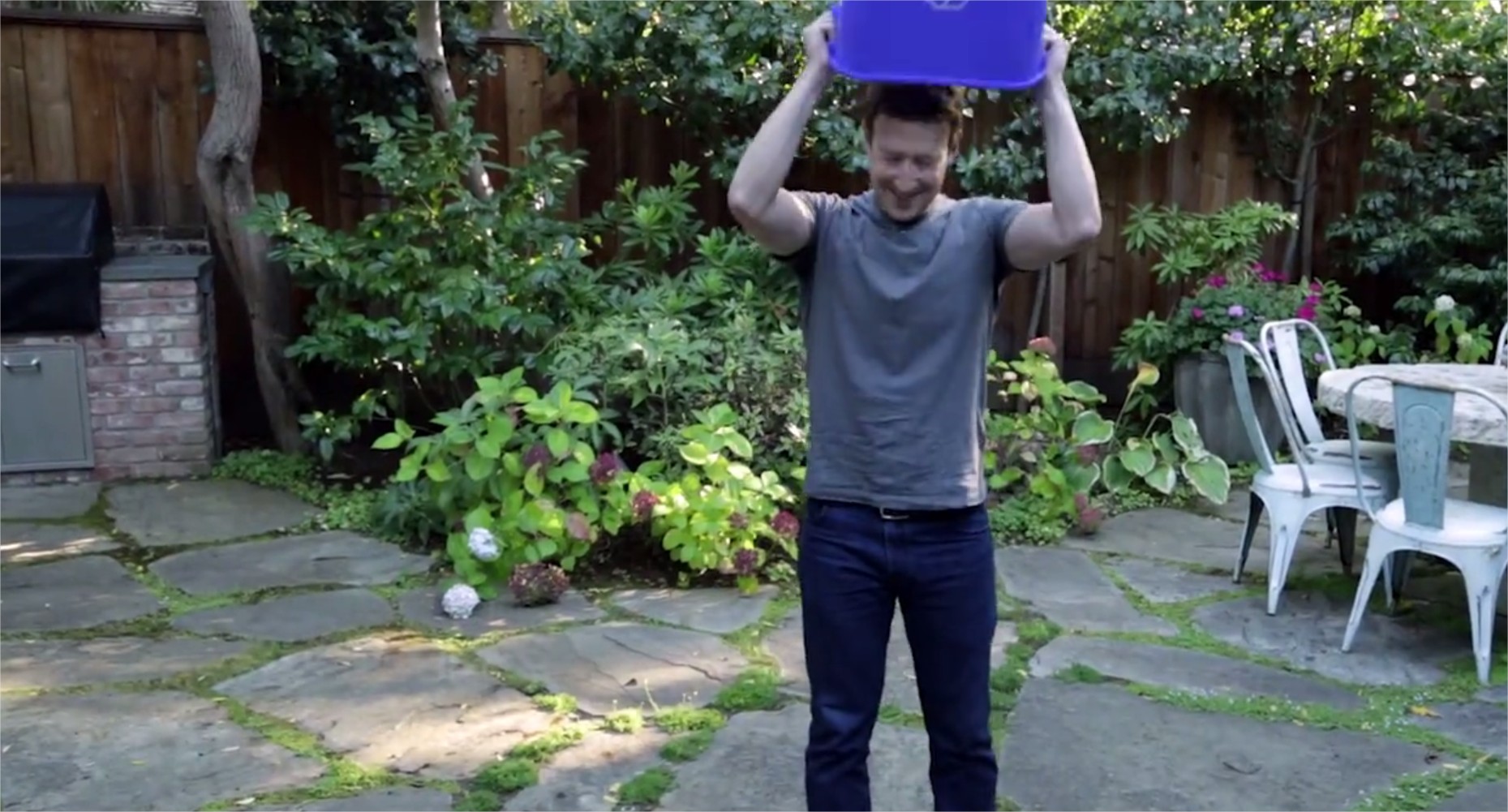 Imagem de: Mark Zuckerberg joga balde de água gelada em si mesmo e desafia Bill Gates