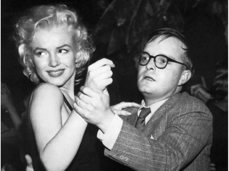 Truman Capote dançando com Marilyn Monroe (Crédito: Reprodução )