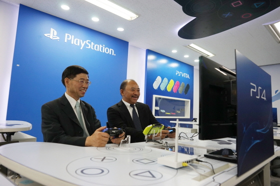 Universidade cria curso de PlayStation com mesas no formato de DualShock