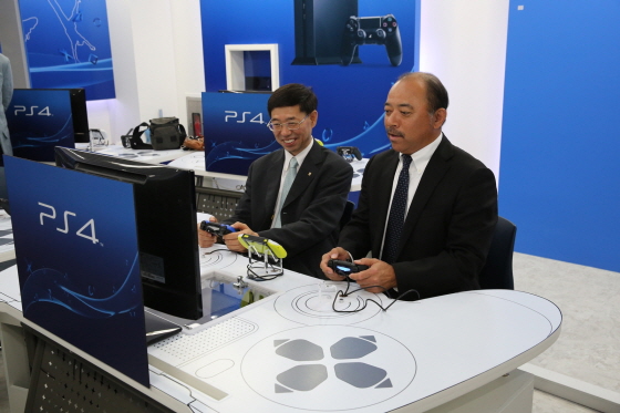 Universidade cria curso de PlayStation com mesas no formato de DualShock