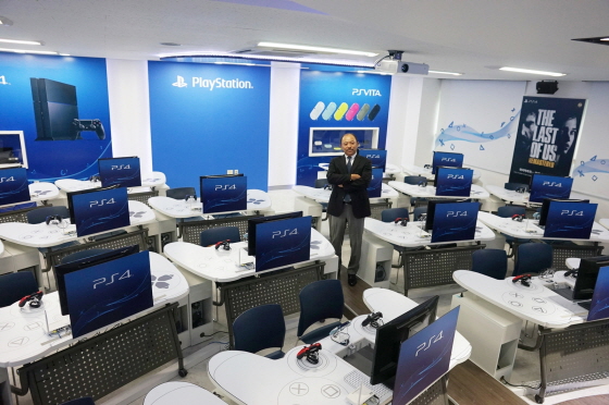 Universidade cria curso de PlayStation com mesas no formato de DualShock