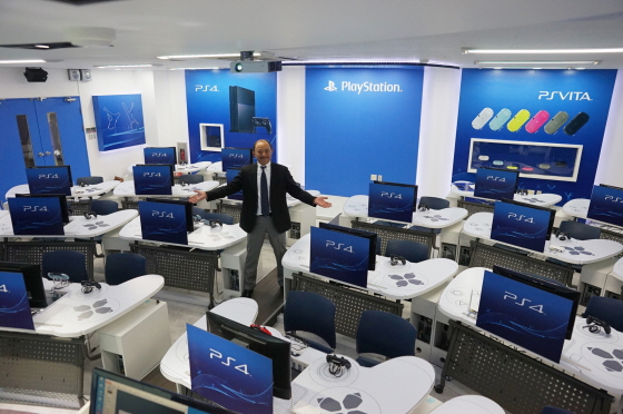 Universidade cria curso de PlayStation com mesas no formato de DualShock