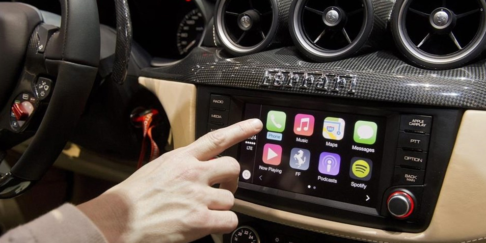 Imagem de: CarPlay: sistema da Apple chega a um consumidor em Ferrari de R$ 674 mil