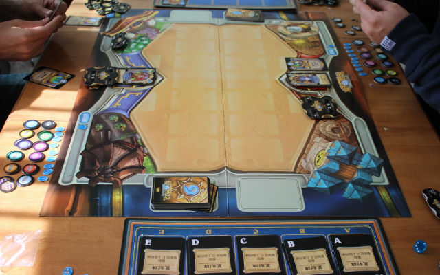 Hearthstone vira um jogo de cartas de verdade na China