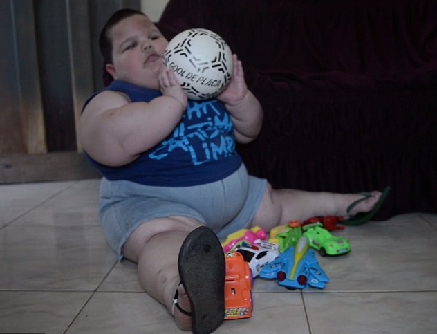 Garoto brasileiro não consegue parar de comer e, aos 3 anos, já pesa 70 kg