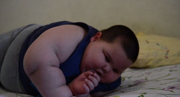 Garoto brasileiro não consegue parar de comer e, aos 3 anos, já pesa 70 kg