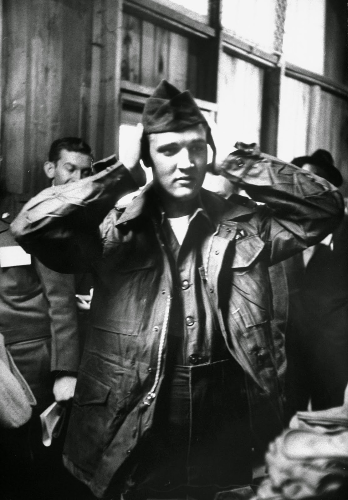 Confira uma seleção de fotos raras de quando Elvis Presley foi soldado