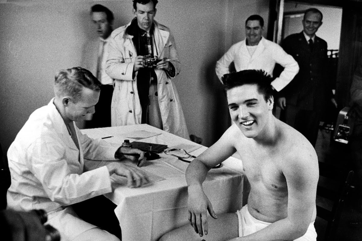 Confira uma seleção de fotos raras de quando Elvis Presley foi soldado