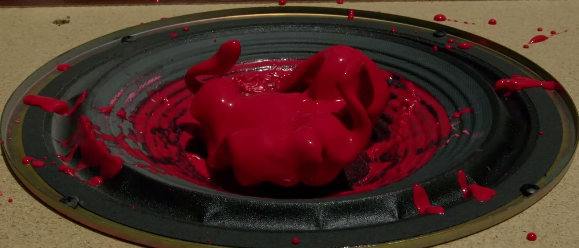 Imagem de: Veja como uma meleca de amido interage com um alto-falante em câmera lenta