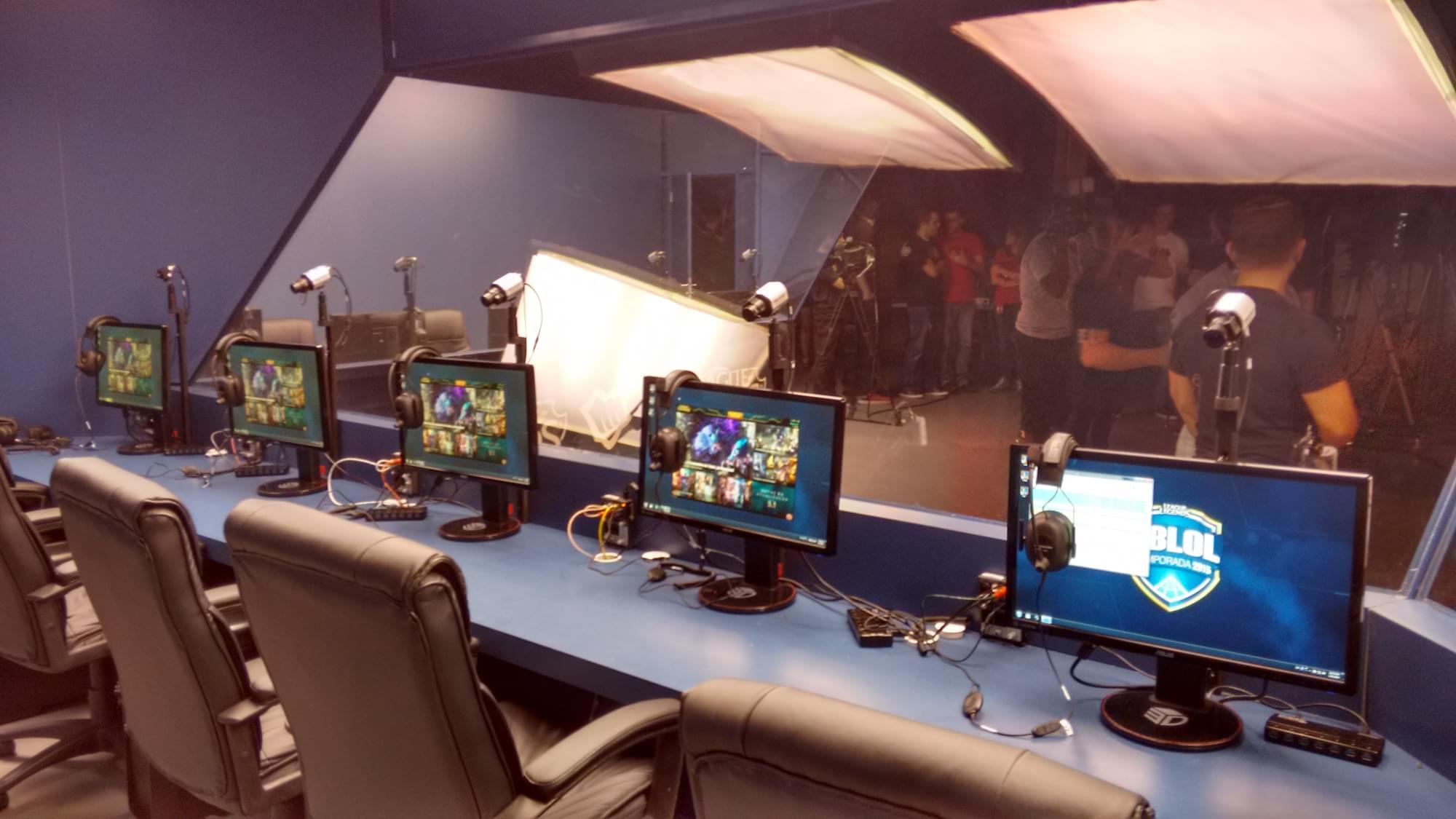 Com estúdio de transmissão e temporada do CBLoL, Riot está pronta para 2015