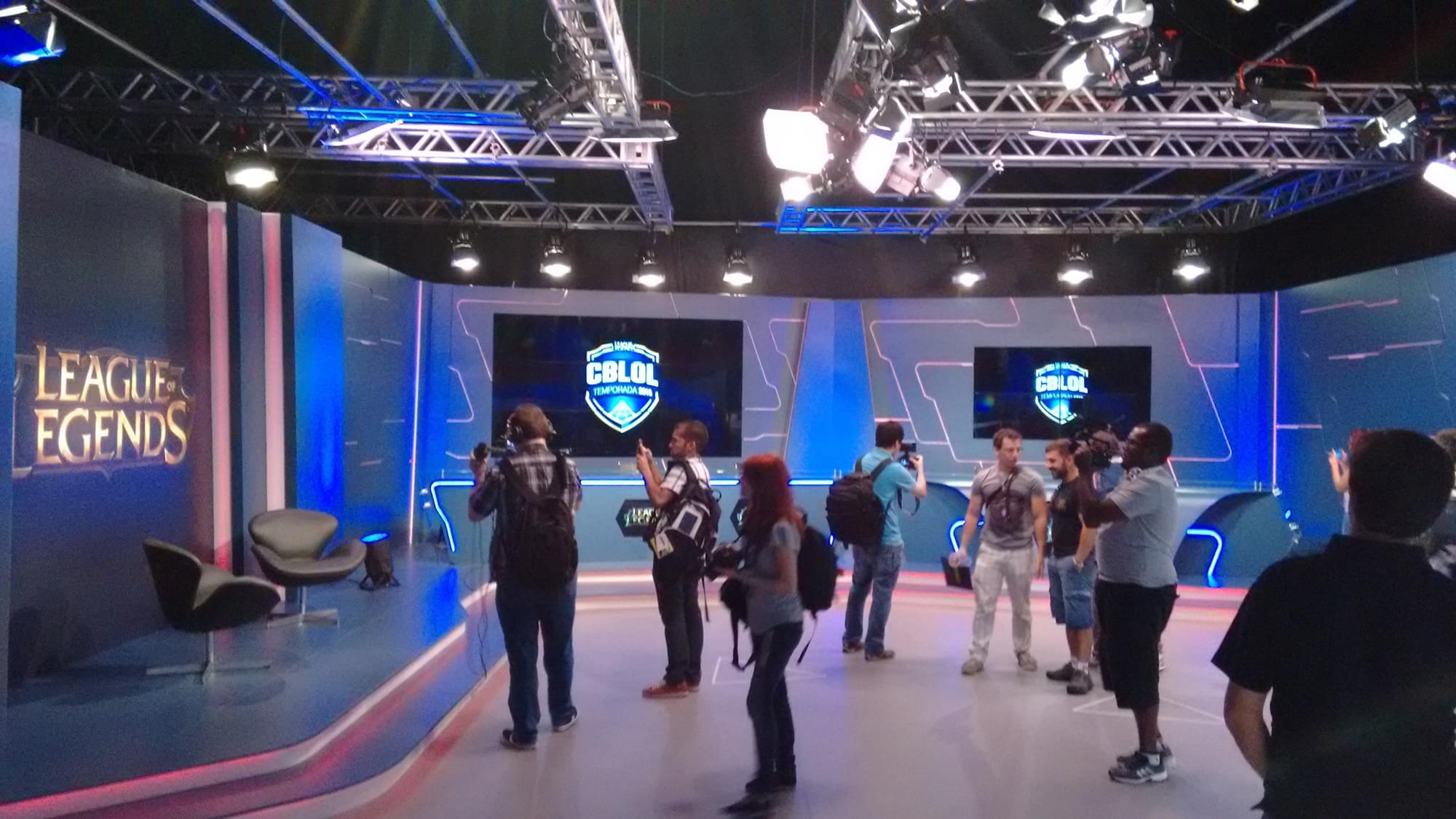 Com estúdio de transmissão e temporada do CBLoL, Riot está pronta para 2015